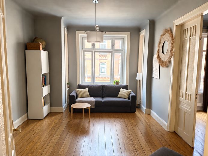 Möbliert & all inclusive: 4,5-Zimmer-Altbauwohnung Hamburg-Neustadt ab Nov '26 – Wohnzimmer