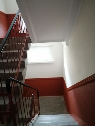 Erstbezug nach Sanierung – moderne 4-Zimmer-Wohnung mit Balkon und Blick ins Grüne – Treppenaufgang