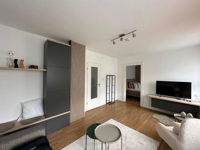 Wohnzimmer mit TV u. Schränken