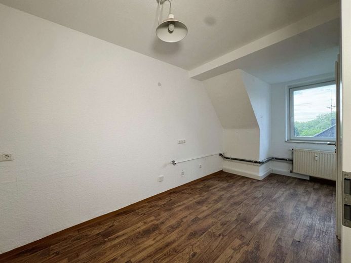 Großzügige, renovierte 5-Zimmer-Dachgeschosswohnung in Bochum-Wattenscheid - perfekt für Familien – Küche 1