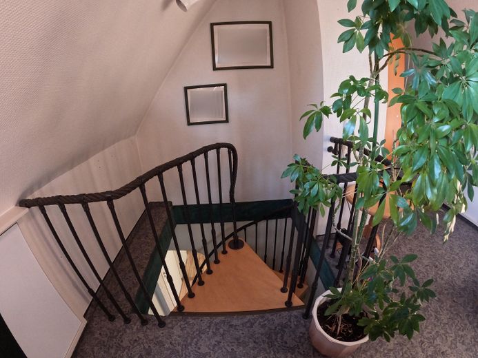 Gepflegte Doppelhaushälfte in Duisburg-Bergheim – Treppenaufgang Studio