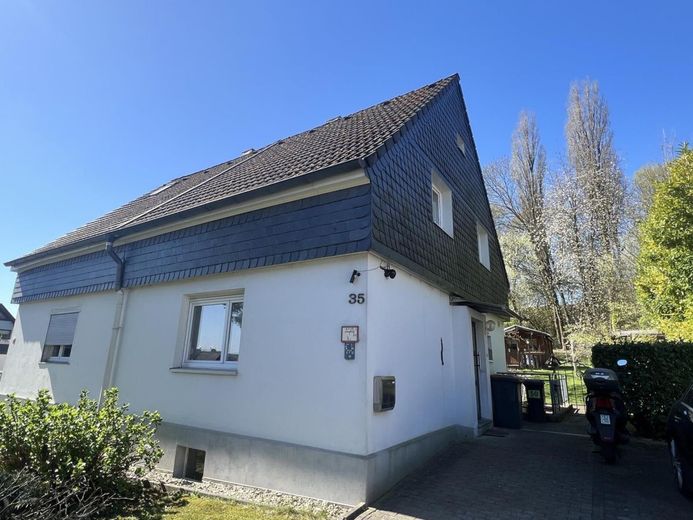 Charmante Doppelhaushälfte mit großem Garten in begehrter Lage... – Hausvorderseite