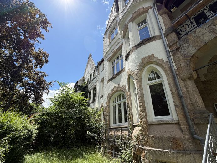Wunderschöne großräumige 4 Raum Wohnung + Kamin & direkter Zugang zum Garten direkt am Schloßpark – Hausansicht 