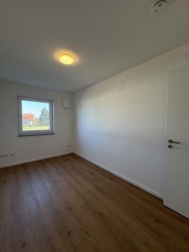 Sonnige 4-Zimmer Wohnung // Garten, EBK und hohen Decken // Neubau in Langenbach – Schlafraum/Wohnraum 1