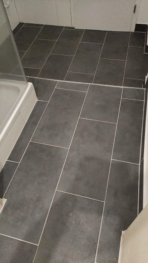 Gemütliche 1-Zimmer-Wohnung teilmöbliert mit Einbauküche barrierefrei – Fliesen im Bad
