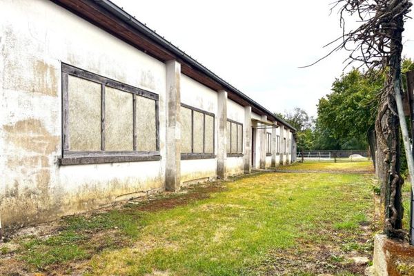 Sonsuz alan: Açık alanı, park yerleri ve yükleme rampası bulunan kuru depo
