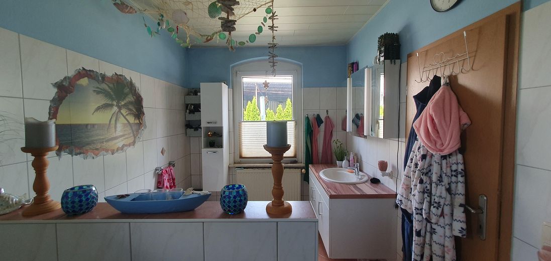 Großzügiges Bauernhaus-Idyll mit Scheune, Ausbaureserve und Weideland – Wannenbad