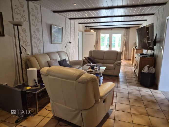 Mehrfamilienhaus mit 4 Wohnungen - Eigennutzung &amp; Kapitalanlage kombinierbar – Wohnzimmer 1
