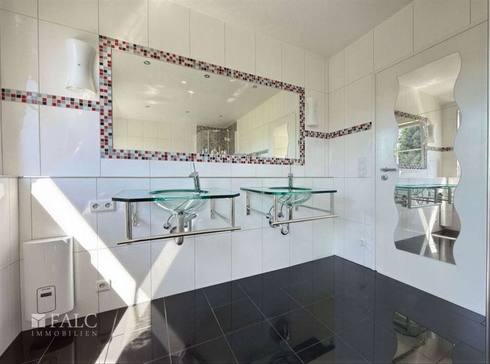 ***Elliehausen - Großzügige 4 Zimmer Dachgeschosswohnung mit Außenstellplätzen*** – Badezimmer