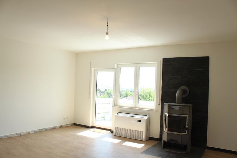 Freistehendes EFH mit Fernblick – Energieklasse B, PV und 2 Einliegerwohnungen – Blick Balkon