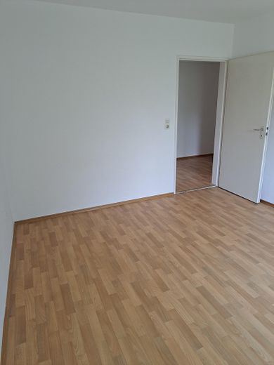 Sehr gut geschnittene, helle 2-Zimmer-Wohnung mit Balkon und Tiefgaragenstellplatz zu verkaufen – Schlafzimmer - Blick in Diele