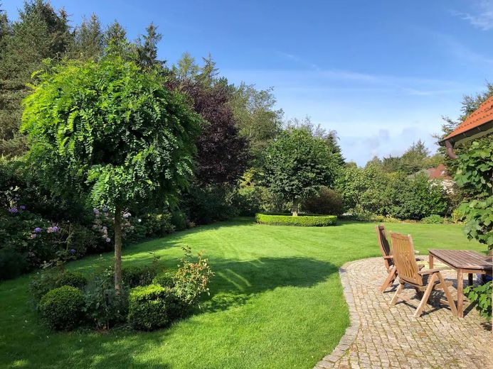 Landhaus "Rose Garden" direkt vor Sylt zu verkaufen! – Romantischer Garten