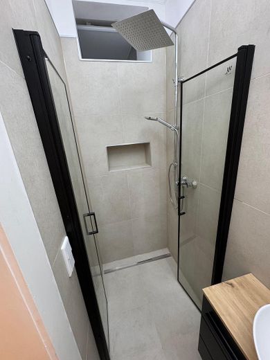 Hochwertig sanierte 4-Zimmer-Altbauwohnung mit EBK und Balkon in Bestlage des Johannesviertels – Dusche