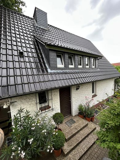 Einfamilienhaus in kühlem Garten – Wohnhaus