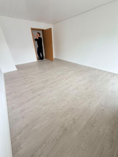 Moderno appartamento di 3 locali con balcone, cucina componibile e posto auto a Weinsberg – Photo 1