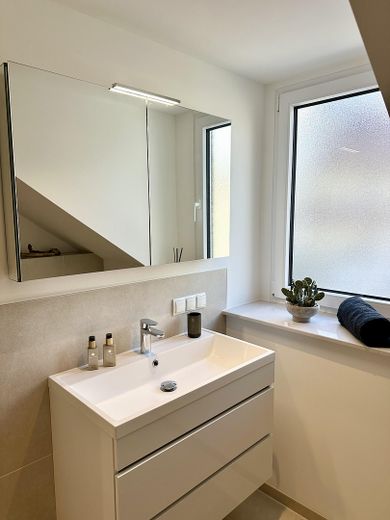 Badezimmer mit Spiegelschrank