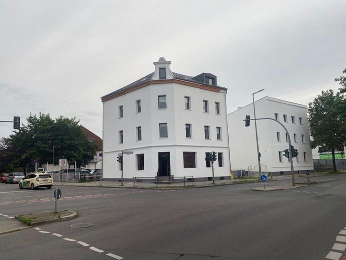 Immeuble commercial complet avec 10 chambres rénovées, un rez-de-chaussée à usage flexible et un potentiel d’aménagement dans les combles – Außenansicht