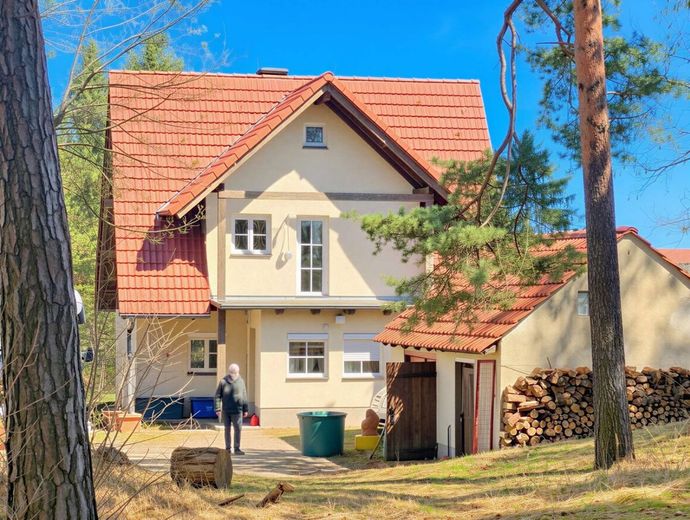 Wohnen im eigenen 1,8‑Hektar‑Wald – Hausansicht leicht modernisiert - (KI generiert)