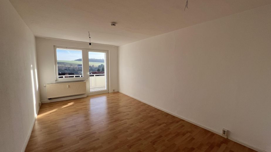 sonnige 3-Raum-Wohnung/Balkon mit Laminat und Einbauküche – Wohnen