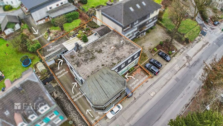 Spannender Bungalow mit Gewerbehalle und Zahnarztpraxis im wunderschönen Wipperfürth – Außenansicht