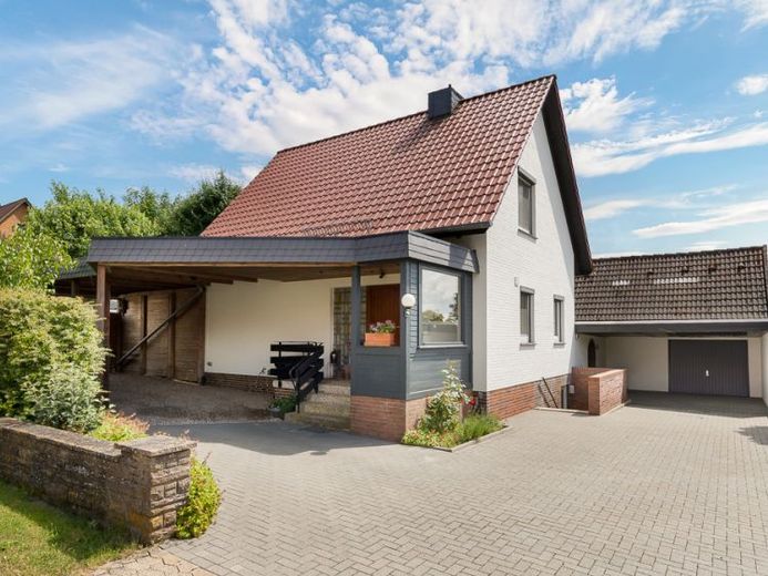 Gepflegtes Einfamilienhaus mit liebevoll angelegtem Garten auf großzügigem Grundstück in Rosche – Photo 1