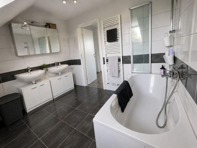 Modernisierte Dachgeschosswohnung – Bad mit Wanne (eingerichtet)