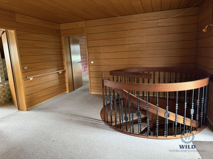 Großzügiges Einfamilienhaus mit Studio, Loggia &amp; Terrasse in Heusweiler – Flur-OG