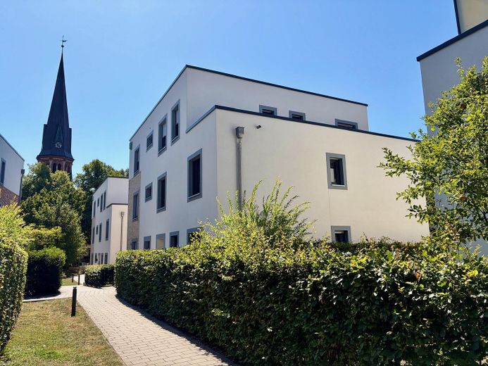 Sin comisión: Moderno apartamento de 4 habitaciones con balcón orientado al oeste y plaza de garaje subterránea con posibilidad de carga – Hausansicht