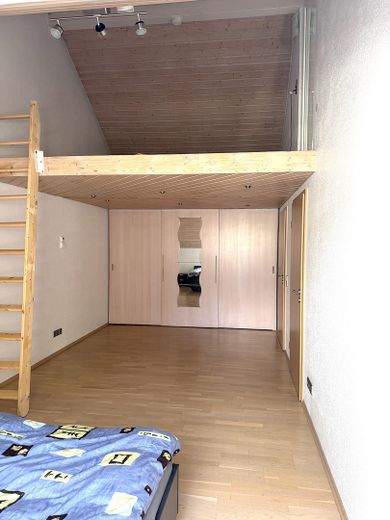Spacious Modern Semi-Detached House with Potential – OG Schlafraum mit Empore
