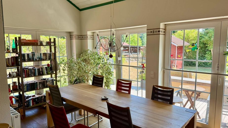 Freistehendes Einfamilienhaus mit Einliegerwohnung – Winterg. m. Blick i.d.Garten