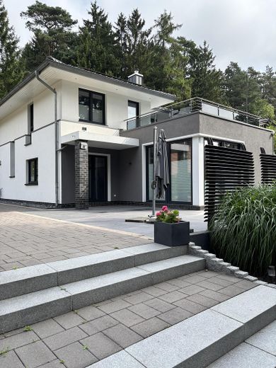 Haus sucht Familie-lichtdurchflutete Stadtvilla auf großem Grundstück – Foto 2