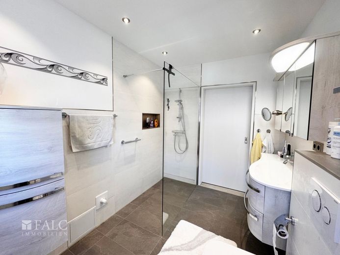 Extravagante Wohnung mit exklusivem Bad und Balkon sowie privatem Stellplatz und Einbauküche – begehbare Dusche