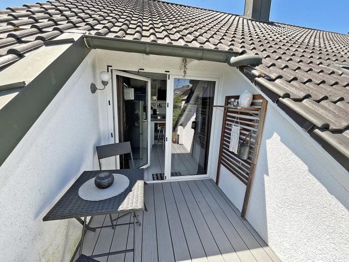 Bellissimo e luminoso appartamento mansardato di 2 locali con balcone e posto auto in posizione privilegiata a Schwalbach – Balkon