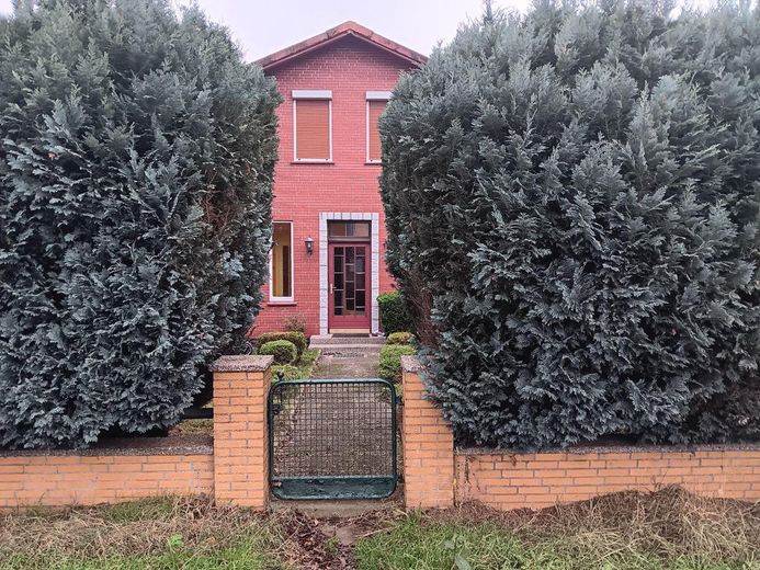 Hausansicht mit Einfriedung