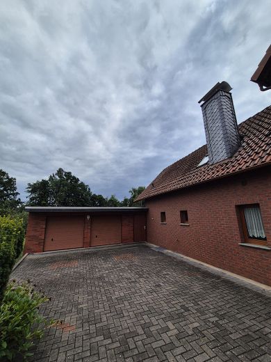 Charmantes Einfamilienhaus mit traumhaftem Südgarten, Wintergarten und Doppelgarage – Doppelgarage
