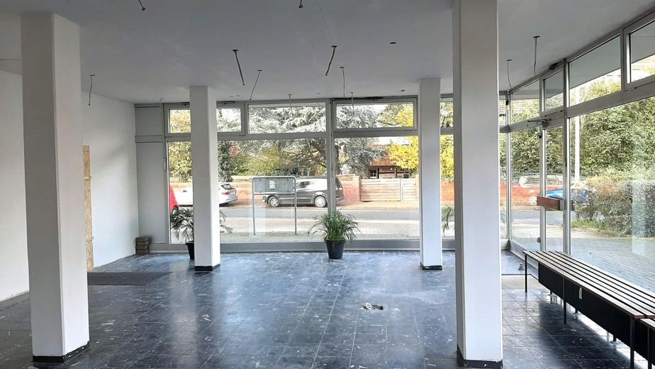 Hannover: Ladenlokal mit 77m² und großen Schaufenstern-Parkplätze vor der Tür – Gewerbefläche