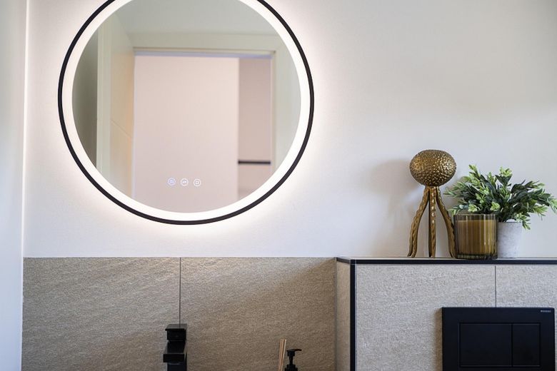 Ein Zuhause mit Charakter – stilvoll saniertes Architektenhaus am Feldrand – Gäste-WC