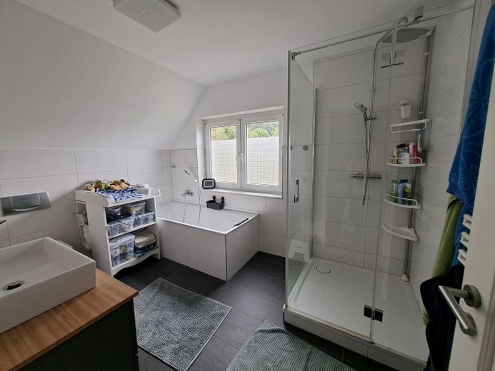 Modernisiertes Einfamilienhaus mit Wärmepumpe, großer PV-Anlage und großzügigem Grundstück – Hauptbadezimmer