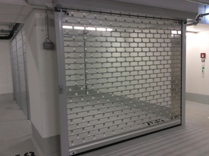 Abschließbare Garagenbox 5,80m Länge, Stellplatz in TG, Stromanschluss! – Rolltor zu