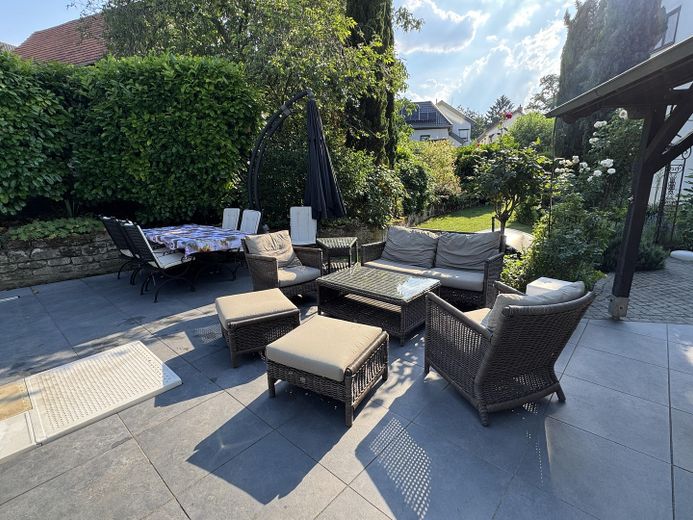 Wohnen am Wasser: Ehemaliges Mühlenanwesen mit Pool, Bachgrundstück und 3 Wohneinheiten – Terrasse