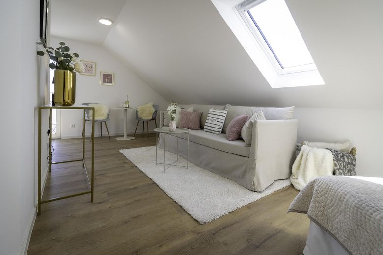 *Provisionsfrei**Neuwertig**Balkon**Klimaanlage**Dachgeschosswohnung 2. Obergeschoss Niederwerrn* – Wohnen