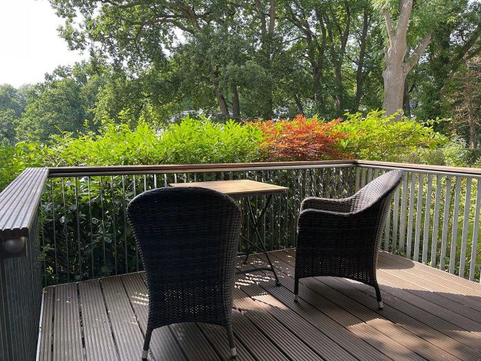 Wohnen, wo Hamburg zur Elbe hinabsteigt – Terrasse