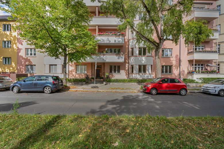 KOMİSYONSUZ - 144 m² büyüklüğünde, Schmargendorf'da iç avlu bahçeli 4,5 odalı yüksek zemin kat dairesi – Außenansicht
