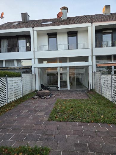 Casa a schiera esclusiva, ristrutturata e inondata di luce, con architettura particolare - 5 min. dall’autostrada A8 – Foto 2