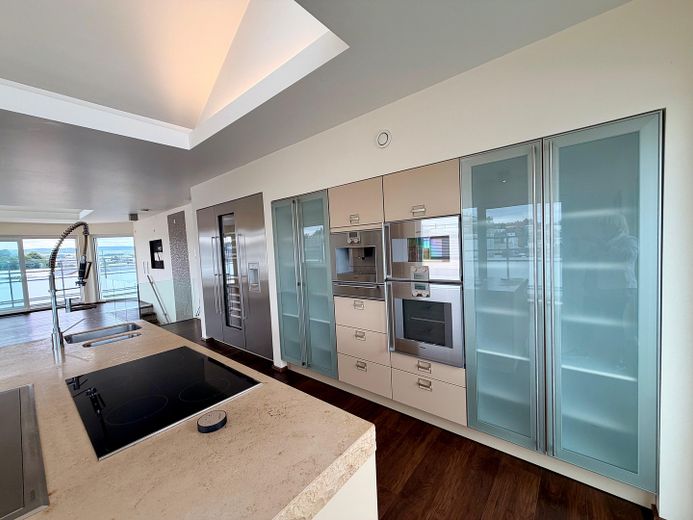 Limburg şehir merkezinde lüks penthouse – 196 m², katedral manzarası, whirlpool ve Gaggenau mutfak – Küche mit Oberlicht