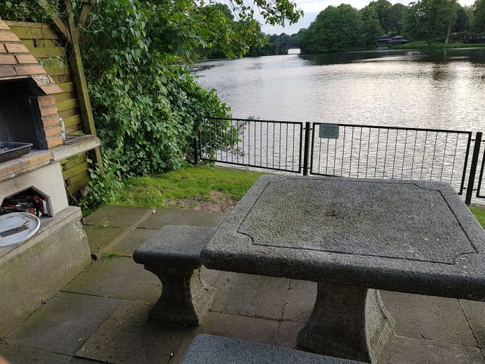 Kernsaniert: Appartement mit Balkon am Feenteich 2400 qm Garten S/W – Südwest-Lage, Grillecke