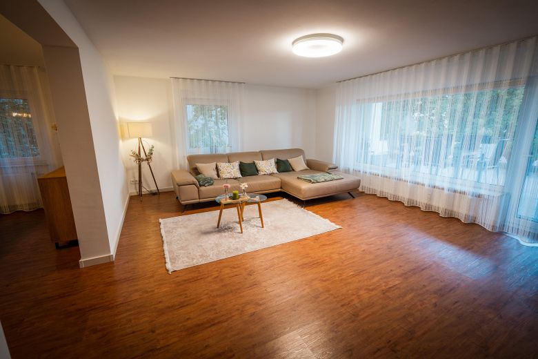 Appartement de 5 pièces de 172 m² sur un seul niveau – spacieux et adapté aux personnes âgées – Wohnzimmer