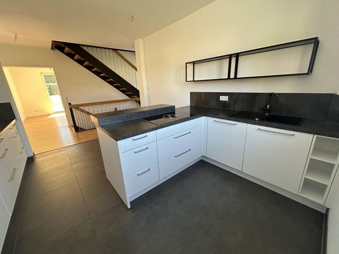 203 m² | Neubau 2021 | Garten | 2 Garagen | Wärmepumpe | Frensdorf – EG Küche