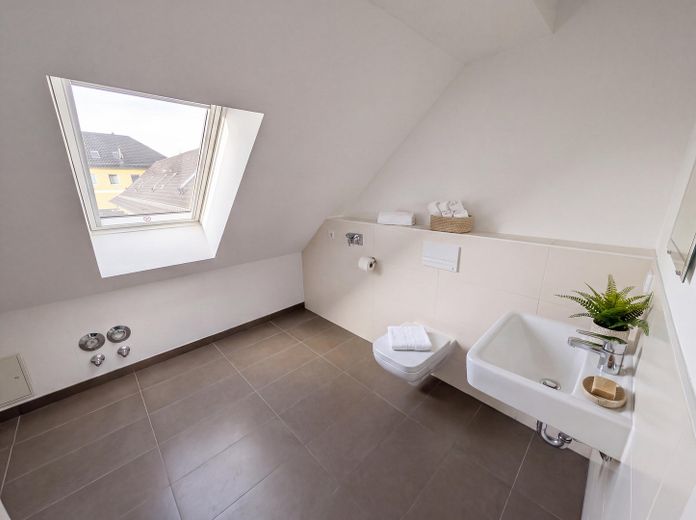Helle 2-Zimmer-Wohnung mit Einbauküche – neuwertig, optional möbliert – Foto 3