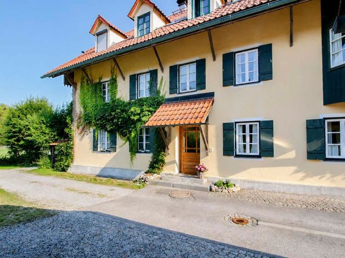 Wohnen im Grünen: Charaktervolle 3-Zimmer-Wohnung mit zwei Balkonen und Gartenidylle – Photo 1